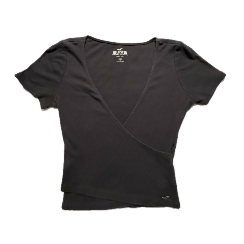 Hollister Ribbed Baby Tee – Women’s Medium | Cropped Fit, Y2K Basic, Everyday